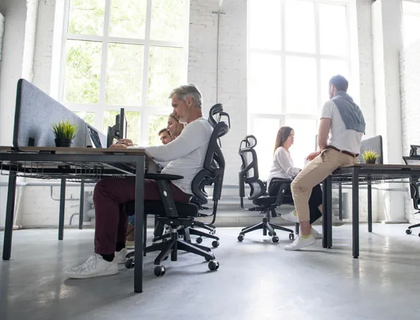Ondernemers aan het werk in een licht kantoor